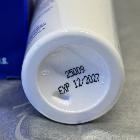 ZO Skin — Balancing Emulsion Cleanser plus bonus items. NEW - Picture 8 of 9